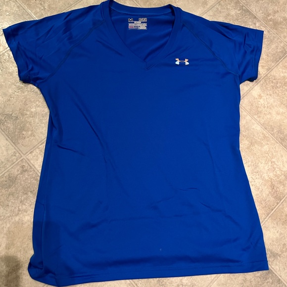 UnderAmour Medium Workout Shirt - Picture 1 of 3